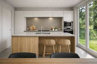 De woning bestaat uit ruime living, keuken met AEG-toestellen en berging, een volledig uitgeruste badkamer en 3 slaapkamers met laminaatparket. 4 tot 5 slaapkamers zijn ook mogelijk! Er zijn ook zonnepanelen voorzien op het dak.<br /><br />Onze troeven:<br />- De indeling van het plan kan u nog compleet naar eigen smaak aanpassen.<br />- Begeleiding van begin tot einde bij de bouw van uw woning<br />- Persoonlijk contact met de zaakvoerder<br />- Ruime keuze afwerkingsmaterialen (keuken, badkamer, vloeren,…) binnen het budget<br /><br />Voor de prijs alle kosten inclusief, zie www.dimmowoning.be