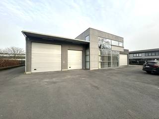 Bent u op zoek naar een perfect onderhouden en strategisch gelegen bedrijfsruimte voor opslag, productie of andere bedrijfsactiviteiten?...