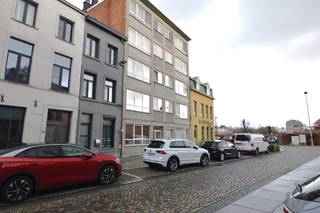 Op zoek naar een appartement dat rustig gelegen is, maar toch op wandelafstand van het bruisende centrum van Mechelen? Dan is dit appartement precies wat je zoekt!<br /><br />Indeling:<br />Via de inkomhal kom je binnen in de lichtrijke woonruimte met volledig geïnstalleerde keuken. <br />Het appartement telt 2 slaapkamers, een badkamer met douche, en een apart toilet, terras, kelderberging en garage gelegen achter het gebouw.<br /><br />Troeven:<br /><br />Het appartement is net volledig gerenoveerd en geschilderd<br />Centrum Mechelen op wandelafstand<br />Gunstig EPC-attest met label B<br />Lichtrijke leefruimte<br />lift aanwezig in het gebouw<br /><br />Het appartement is vrij en dus onmiddelijk beschikbaar<br />Provisie kosten algemene delen 65 euro/maand<br /><br />Interesse? Contacteer ons snel voor een bezoek ter plaatse via info@immovos.be<br /><br /> 
