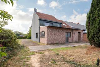 <h3><strong>HOB met prachtig vergezicht op groen – te renoveren woning met 3 SLK's en garage te Rotselaar.</strong></h3>
<p>RICHTPRIJS: 310.000€ <br />In een rustige, groene omgeving te <strong>Rotselaar</strong> vinden we deze <strong>halfopen bebouwing</strong> met <strong>drie slaapkamers</strong>, een <strong>ruime garage</strong> en een <strong>onafgewerkte zolder</strong>. De woning biedt een uitstekende basis voor wie op zoek is naar een renovatieproject met potentieel en houdt van wonen met zicht op natuur.</p>
<h4><strong>Indeling</strong></h4>
<ul>
<li>
<p><strong>Gelijkvloers:</strong><br />De inkomhal met gastentoilet geeft toegang tot de<strong> leefruimte</strong> met aansluitend de <strong>keuken</strong>, die uitgeeft op een handige <strong>wasplaats</strong>. <br />Verder is er een <strong>badkamer</strong> en een <strong>ruime garage/berging</strong> met extra plaats voor fietsen of gereedschap. Achteraan is een aparte ruimte voorzien voor de <strong>mazoutinstallatie</strong>.</p>
</li>
<li>
<p><strong>Verdieping:</strong><br />Op de eerste verdieping bevinden zich <strong>drie slaapkamers</strong> en een <strong>bureau</strong>, ideaal als thuiswerkruimte. Er is bovendien een tweede <strong>badkamer</strong> en een apart <strong>toilet</strong>.</p>
</li>
<li>
<p><strong>Zolder:</strong><br />De <strong>onafgewerkte zolder</strong> biedt bijkomende uitbreidingsmogelijkheden, bijvoorbeeld voor een extra slaapkamer, hobbyruimte of berging.</p>
</li>
</ul>
<h4><strong>Troeven:</strong></h4>
<ul>
<li>
<p>Prachtig <strong>verzicht op groen</strong></p>
</li>
<li>
<p><strong>Ruime bewoonbare oppervlakte</strong> met uitbreidingspotentieel</p>
</li>
<li>
<p><strong>Garage</strong> en praktische indeling</p>
</li>
<li>
<p><strong>Halfopen bebouwing</strong> met veel lichtinval</p>
</li>
<li>
<p><strong>Renovatieproject</strong> met tal van mogelijkheden</p>
</li>
</ul>
<h4><strong>Kortom:</strong></h4>
<p>Deze woning is ideaal voor wie graag zelf de handen uit de mouwen steekt en op zoek is naar een huis met karakter, ruimte én een groene omgeving. Na renovatie wordt dit een prachtige gezinswoning op een toplocatie in Rotselaar.</p>