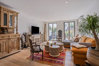 Prachtig uitgeruste duplex (slechts 2 wooneenheden in het gebouw) met 2 slaapkamers en zongericht terras op een toplocatie in het centrum...