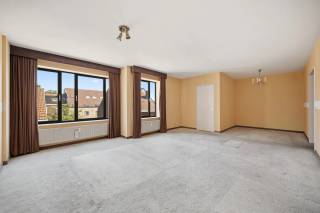 Dit appartement is zeer goed gelegen in het centrum van Tienen. Makkelijk bereikbaar via E40, kortbij bushalte en treinstation. Het appartement bevindt zich op de 2e verdieping en is bereikbaar met lift. Het omvat: inkom, toilet, 2 slaapkamers, ruime leefruimte, keuken met berging en een badkamer met plaats voor wasmachine en droogkast. Bovendien beschikt u over een privatieve kelder van 8m² en een gemeenschappelijke tuin op de binnenplaats. Centrale verwarming via condensatieketel aardgas en overal zijn er ALU ramen met dubbel glas. Mogelijkheid om autostaanplaats te kopen in de residentie of garage of autostaanplaats huren in dezelfde straat. Maak snel een afspraak voor dit appartement in het centrum van Tienen.