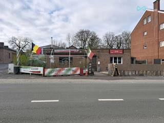 <strong>*** A VENDRE ***</strong> Clabecq - Immeuble de 2 commerces dont un restaurant et un bar avec terrasses et situé sur un axe très fréquenté. Cet établissement HORECA a une surface exploitable de +- 175 m² et comprends 2 terrasses pour chaque commerce. Établissement HORECA à vendre sans mobilier ni matériel professionnel !<br /><br />Le restaurant se compose comme suit: une salle de +- 20 m² pouvant accueillir 20 couverts, 1 pièce prévue pour la cuisine de +- 24 m², une pièce à l'arrière de la cuisine de de ±17 m², une terrasse de ± 25 m² ainsi que des WC hommes et femmes.<br /><br />Le bar se compose comme suit: une salle de +- 30 m², un espace bar de +- 16 m², une pièce intermédiaire de +- 4 m², une pièce arrière de +- 8 m², une remise de +- 16 m², une terrasse de +- 32 m². <br /><br /><strong>Confort </strong>: Toit rénové en 2022, 2 C.c. gaz, investissement offrant un rendement brut de 8 %<br /><br /><strong>Prix</strong> : F.O. àpd 275.000 euros (sous réserve d'acceptation du propriétaire)<br /><strong>Contact </strong>: tubize@weinvest.be ou au 02.355.42.20 ou Taylor au 0494.28.38.88