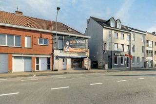 Handelspand met woning aan het station van Oudenaarde. INDELINGDeze eigendom bestaat enerzijds uit een handelszaak waarin een  goed draaiende...