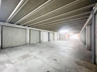 De garagebox is toegankelijk via de Achilles Van Eechautestraat . Afmetingen 2,7m op 5,5m . Er is licht en elektriciteit met afzonderlijke...