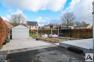 <p><span>Instapklare woning met zonnige tuin op een rustige topligging</span></p><p><span>Op zoek naar een perfect onderhouden woning waar je meteen kan intrekken? Deze charmante en doorheen de jaren grondig gerenoveerde woning combineert comfort, energiezuinigheid en een aangename woonomgeving.</span></p><p><span>Binnenin word je verwelkomd in een lichtrijke inkomhal met praktische inbouwkast. Van hieruit kom je in de ruime, functionele keuken die naadloos overgaat in de gezellige veranda met prachtig zicht op de fraai aangelegde tuin, de ideale plek om tot rust te komen. De ruime leefkamer biedt voldoende plaats voor een comfortabel zit- en eetgedeelte.</span></p><p><span>Op de verdieping bevinden zich drie volwaardige slaapkamers en een recent vernieuwde badkamer. Bovendien beschikt de woning over een ruime kelder, ideaal als extra opslagruimte.</span></p><p><span>De woning onderging tal van kwalitatieve vernieuwingen, waaronder nieuwe ramen, een vernieuwd dak, spouwmuurisolatie en een volledig vernieuwde elektrische installatie. Ook op vlak van duurzaamheid en comfort werd niets over het hoofd gezien: zonnepanelen, een warmtepompboiler, airconditioning, rolluiken en een waterontharder zorgen voor een hedendaags wooncomfort. Daarnaast werden ook de veranda, tuin en poort recent aangepakt, wat bijdraagt aan de verzorgde uitstraling van het geheel.</span></p><p><span>Kortom: een instapklare, energiezuinige woning met veel troeven, gelegen op een rustige locatie. Een unieke kans voor wie zorgeloos wil wonen!</span></p><p><span> </span></p><p><span>Maak vandaag nog een afspraak via <span>info@immopa.be</span></span><span> of via 089/50 35 85.</span></p>
