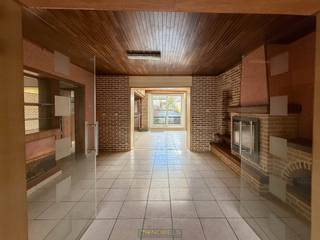 Ruime rijwoning met DIEPE TUIN EN OPRIT gelegen op VLOT BEREIKBARE LIGGING in Geraardsbergen. Deze gesloten bebouwing biedt een mooie...