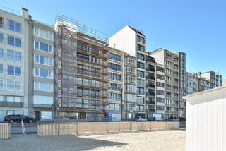 Dit appartement is goed en rustig gelegen aan de Baai van Heist.<br /><br />Indeling: Hall, aangename leefruimte met open zichten op zee, open ingerichte keuken, badkamer en een afzonderlijke slaapkamer. Kelderberging aanwezig op -1, gemeenschappelijke fietsenberging. Volledig vernieuwd. Het perfecte vakantie appartement met goede verhuurmogelijkheden.<br />Mooi aanbod voor wie wil genieten van zee en rust op de Zeedijk in Knokke-Heist.<br /><br />Info en bezoek bel Andries De Leyn 0472 53 66 09