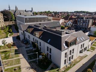In het historisch stadscentrum van Brugge verrijst binnenkort het kleinschalig nieuwbouwproject Weylerhof. De locatie van het project is zeer goed, zo ben je in een mum van tijd op de ring van Brugge en is ook het commerciële centrum van Brugge te bereiken op wandelafstand. Ondanks de centrale ligging van Weylerhof is het zeer rustig gelegen en wordt het project omringd door heel wat groen en historische gebouwen.

De residentie omvat 11 appartementen met een mix van één-, twee- en drieslaapkamerappartementen. De bouwheer voorziet grote bewoonbare oppervlaktes en royale terrassen. Deze mooie ruimtes bieden een antwoord op het hedendaags comfort en de woonnoden. Zo werd er veel aandacht besteed aan de indeling, afwerking en oriëntatie van de appartementen. Alle terrassen hebben een zuid - of een westoriëntatie waardoor er maximale lichtinval is in de appartementen. Op vlak van afwerking zijn er mooie budgetten voorzien voor vloeren, keuken, sanitair, etc... Alle appartementen worden standaard verwarmd met vloerverwarming. Naast de 11 appartementen zijn er ook privatieve bergingen op het gelijkvloers en garageboxen op de kelderverdieping.

Ben je op zoek naar een nieuwe permanente woonst of investering pal in het centrum van Brugge? Contacteer ons voor meer info via 050 70 81 74 of op hello@keyimmo.be