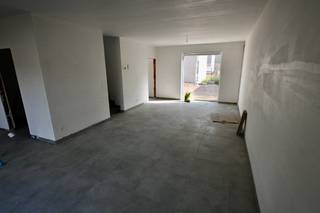 Nieuwbouwwoning in centrum Broechem met 3 slaapkamers !Indeling : Inkomhal , apart toilet , woonkamer met open keuken , berging .Verdiep : Nachthal ,...