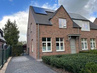 <div>Centraal gelegen eengezinswoning (halfopen bebouwing) omvat inkomhal met gastentoilet, woonkamer, ingerichte keuken, berging/wasplaats, nachthal, ingerichte badkamer, 3 slaapkamers, bergzolder, terras met tuin en tuinberging.<br /><br />Geen huisdieren toegelaten!<br /> </div>