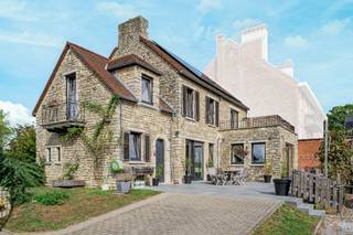 <p>In het hart van Grez-Doiceau, in een rustig steegje beschut voor alle drukte, combineert deze natuurstenen woning de charme van het oude met het comfort van het hedendaagse. Een zeldzame ligging : de meest volledige rust, terwijl alle voorzieningen van het centrum te voet bereikbaar zijn.</p>
<p>Achter haar mooie natuurstenen gevel onthult het interieur een moderne en verzorgde renovatie. De lichtrijke leefruimte van meer dan 55 m² en de open keuken strekken zich natuurlijk uit naar buiten, waar een prachtig terras van meer dan 120 m² het leven van de woning verlengt. Daarachter biedt de tuin op het zuidoosten een waar groen schrijn, de hele dag door door de zon gebaad. Een garage en verschillende parkeerplaatsen vervolledigen dit niveau.</p>
<p>Op de verdieping ontvouwen drie mooie slaapkamers van 15, 18 en 20 m² royale volumes. Eén ervan geniet van een privéterras, een uitnodiging tot rustige momenten bij het ontwaken.</p>
<p>De woning herbergt ten slotte een belangrijke troef : een inrichtbare zolder van bijna 60 m², met de mogelijkheid om bijvoorbeeld twee bijkomende slaapkamers en een badkamer te creëren. Een kostbaar ontwikkelingspotentieel, om de woning te laten meegroeien met de levensprojecten.</p>
<p>Charme, ruimte, lichtinval en een uitzonderlijke ligging : een zeldzame woning, in het kloppende hart van Grez-Doiceau.</p>