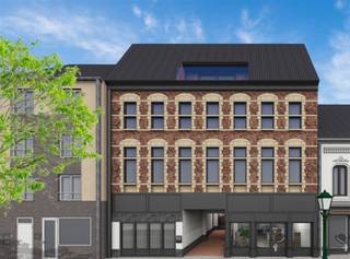 <p><span>Residentie L'Epoque biedt een unieke combinatie van comfortabel wonen en commerciële mogelijkheden in het hart van Leopoldsburg. </span></p><p><span> </span></p><p><span>Dit kleinschalige, stijlvolle nieuwbouwproject omvat negen moderne appartementen en één handelspand, ideaal voor wie op zoek is naar een dynamische thuisbasis of een strategische locatie voor een zaak. </span></p><p><span> </span></p><p><span>Het project kenmerkt zich door een hedendaagse architectuur die naadloos aansluit bij de omgeving. De focus ligt op energiezuinigheid, met goed geïsoleerde appartementen die garant staan voor een laag energieverbruik en een aangenaam binnenklimaat. De appartementen zijn ontworpen met het oog op authenticiteit en functionaliteit. Ze variëren in grootte en indeling (van één tot drie slaapkamers) en beschikken over ruime, lichtrijke leefruimtes en een terras of balkon. Kortom, de nieuwe, energiezuinige appartementen in het hart van Leopoldsburg bieden een zorgeloze en comfortabele levensstijl voor wie bewust kiest voor kwaliteit, duurzaamheid en een centrale ligging </span></p><p><span> </span></p><p><span>Hoogwaardige materialen </span></p><p><span> </span></p><p><span>De keuken, badkamer, vloeren, deuren en ramen werden met zorg en aandacht voor kwaliteit geselecteerd. Voor elke ruimte en elke afwerking is bewust gekozen voor duurzame materialen en een hoogwaardige uitstraling. Bovendien zullen alle eenheden geschilderd opgeleverd worden, zodat bewoners kunnen genieten van een volledig afgewerkt en instapklaar resultaat.</span></p><p><span> </span></p><p><span>Uniek wonen en werken Droomt u van een naadloze overgang tussen werk en privé? </span></p><p><span> </span></p><p><span>Residentie L époque in Leopoldsburg speelt in op deze wens door een flexibele unit aan te bieden. Dit creëert de unieke kans om een eigen praktijk- of kantoorruimte te verwerven, met de optie om direct ernaast een comfortabel gelijkvloers appartement mee aan te kopen. </span></p><p><span> </span></p><p><span>Aankoop mogelijk aan verkooprecht 2% (particulier) of 12% (investeerder)</span></p><p><span> </span></p><p><span>Voor meer informatie of een bezoek aan het kijkappartement, contacteer Lindsey Swennen op 0493 50 10 78 of <span>lindsey@janssenenjanssen.be</span></span><span> </span></p><p><span> </span></p>