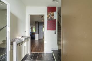 In de Roggelaan 54 in Kortrijk staat een ruim huis te koop dat uitblinkt in licht en ruimte. Deze gezinswoning biedt veel potentieel voor wie een huis wil kopen in Kortrijk en houdt van een vlotte bereikbaarheid.Indeling van het huis:* inkomhal met apart toilet * lichtrijke leefruimte met zicht op de tuin en vooraan een apart bureau (af te sluiten)* praktische aparte keuken aan zijkant van de living* vier slaapkamers op de verdieping (1 op heden dienstig als dressing)* op te frissen badkamer* volledig onderkelderd met veel bergruimte en mogelijkheden voor hobby of opslag *grote tuin achteraan, geschikt voor gezinnen die houden van buitenruimteMet wat aandacht en creativiteit laat je dit huis in Kortrijk opnieuw schitteren. Het vormt de ideale kans om de ruimtes te personaliseren en er een gezellige gezinswoning van te maken.De Roggelaan is bijzonder interessant voor wie waarde hecht aan mobiliteit: het ziekenhuis AZ Groeninge ligt vlakbij en de E17 en R8 zorgen voor een snelle verbinding richting Gent, Lille of de kust.Dit huis te koop in Kortrijk combineert licht, ruimte en een uitstekende ligging. Het is een unieke opportuniteit voor gezinnen die een huis willen kopen in Kortrijk en zoeken naar vastgoed met potentieel.Wil je een huis kopen in Kortrijk of ben je benieuwd naar ander immo in Kortrijk? Ontdek het volledige aanbod huizen te koop bij Dewaele en vind de woning die bij jou past.