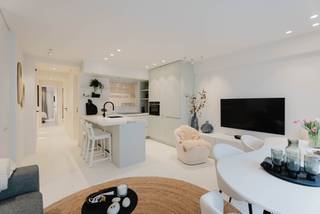 Ontdek dit smaakvol en volledig gerenoveerd appartement, gelegen in een rustige zijstraat van de Zeedijk, op wandelafstand van het Driehoeksplein en het Albertplein. Een ideale combinatie van centrale ligging en rust.<br /><br />Bij het betreden van het appartement komt u in een ruime inkomhal met gastentoilet. De lichtrijke leefruimte straalt een aangename sfeer uit en sluit naadloos aan op de open, volledig ingerichte keuken.<br /><br />Het appartement beschikt over twee volwaardige slaapkamers, beide voorzien van ingemaakte kasten. Daarnaast is er een derde slaapkamer met stapelbed, ideaal als kinderkamer of extra slaapruimte. De ruime badkamer is uitgerust met een dubbele lavabo, inloopdouche en toilet.<br /><br />Dit appartement wordt volledig gemeubileerd verkocht en is dus instapklaar.<br />Een privatieve kelder in de residentie is inbegrepen, wat extra bergruimte biedt.