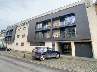 <p>Dit fijne appartement op de bovenste verdieping biedt een ideaal thuis met veel natuurlijk licht en een aangename indeling.</p><p>Bij binnenkomst stap je in de inkomhal die toegang biedt tot een berging, waar je ook de aansluiting voor de wasmachine vindt. De hal leidt je verder naar de ruime living, die dankzij de twee terrassen aan weerszijden bijzonder veel licht binnenlaten. De grote raampartijen zorgen voor een open en luchtig gevoel. De open keuken is modern en sluit mooi aan bij de leefruimte. </p><p>Het appartement beschikt over twee comfortabele slaapkamers, die beide voldoende ruimte bieden voor een dubbel bed en kasten. De badkamer is netjes en praktisch ingericht, terwijl het aparte toilet voor extra comfort zorgt. </p><p>Er is een autostaanplaats en een kelderberging aanwezig. </p><p>Dit appartement biedt het beste van twee werelden: een rustige, lichte woonomgeving met alle nodige voorzieningen binnen handbereik. Zo zijn er op wandelafstand winkels, een bakker, slager, viswinkel, ... Op 10 minuutjes wandelen ben je in het centrum van Leuven! </p><p>Het is de perfecte plek voor wie op zoek is naar comfort en ruimte in een aangename buurt.</p><p>De maandelijkse huurprijs bedraagt €1200+ €90 provisie. </p><p>Al het verbruik is individueel. </p><p>Het appartement is beschikbaar vanaf 01/09/2026. </p><p>Vraag snel je bezoek aan via www.living-stone.be!</p>