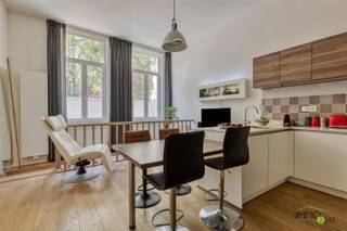 VERKOOP MET LEVENSLANG HUURCONTRACT -> INVESTERING! ZELF NIET ONMIDDELLIJK TE BEWONEN. MEER INFO: https://www.immo2life.be/nl/te-koop?view=detail&id=1246 GERENOVEERD DUPLEXAPPARTEMENT OP EEN TOPLOCATIE VLAKBIJ "GROTE MARKT" TE ANTWERPEN. De vraagprijs bedraagt 420.000 EURO, onder voorwaarde dat de huidige verkoper (M 66 jaar) het appartement levenslang kan huren aan een maandelijkse huurprijs van 1.300 EURO (met jaarlijkse indexatie) + 30 EURO algemene kosten. De verkoper wordt uw goede huisvader huurder, u moet dus zelf geen huurder zoeken. Het betreft een levenslang notarieel huurcontract dat enkel kan worden opgezegd door de huurder. Een ideale investering in vastgoed zonder zorgen met een bruto rendement van 3,71%.Dit modern gelijkvloers appartement met 2 slaapkamers en een polyvalente ruimte in de kelderverdieping maakt deel uit van een totaalrenovatieproject uit 2014. Het gebouw, een voormalige burgerwoning, werd stijlvol omgevormd tot een meergezinswoning met 4 appartementen. De ligging is ideaal: in het gegeerde historische stadscentrum van Antwerpen, in een rustige straat vlakbij de Grote Markt, met uitstekende verbindingen (N1, N12, N113 en N49a).Dit appartement biedt alle moderne wooncomfort en werd energiezuinig gerenoveerd. Zo werden de gevels en het dak volledig geïsoleerd, beschikt het pand over ramen met hoogrendementsbeglazing en wordt er verwarmd met een condensatiegaswandketel. De elektrische installatie is conform de AREI-normen tot en met 2039. De gemeenschappelijke maandelijkse onderhoudskosten zijn verwaarloosbaar aangezien er geen lift of externe syndicus is.De indeling is als volgt: inkom met gepantserde deur, gezellige woonkamer met open, volledig uitgeruste keuken, afzonderlijke berging/wasruimte, ingerichte badkamer met douche, wastafel en toilet, 1ste slaapkamer, ruime 2de slaapkamer met toegang tot de binnenkoer (20m²), polyvalente kelderruimte met ingebouwd ligbad en voorziening in de gemeenschappelijke inkomhal om fietsen te stallen.Een ideaal appartement voor wie op zoek is naar een investering met toekomstwaarde in één van de meest gegeerde wijken van Antwerpen.