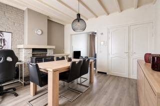 Bent u op zoek naar een gezellige woning met een praktische indeling, een garage en een gunstige ligging? Dan is deze charmante tussenwoning zeker een bezoek waard. De woning is ideaal als eerste eigen woning, maar biedt dankzij de huidige verhuur ook een interessante investeringsopportuniteit.<br /><br /><strong>Ligging</strong>: De woning geniet van een goede en centrale ligging in Izegem. U bevindt zich hier op korte afstand van het stadscentrum, waar u terechtkan voor winkels, horeca, dagelijkse voorzieningen en ontspanning. Scholen, openbaar vervoer en belangrijke invalswegen bevinden zich in de nabije omgeving, waardoor de woning vlot bereikbaar is. De ligging combineert het comfort van een rustige woonomgeving met de voordelen van een centrale locatie. <br /><br /><strong>Indeling van de woning:</strong><br /><u>Op het gelijkvloers</u> betreedt u de woning via de inkomhal. Deze geeft toegang tot de lichtrijke woonkamer met gezellige zit- en eetruimte. Aansluitend bevindt zich de ingerichte keuken, voorzien van alle nodige toestellen zoals een spoeltafel, combi-oven, keramische kookplaat, dampkap en koelkast.<br />Via de keuken bereikt u de veranda, die zorgt voor extra leefruimte en een aangename verbinding met buiten. Achteraan bevindt zich het gezellige zuidgerichte koertje, waar u heerlijk kan genieten van zonnige momenten.<br /><br /><u>Op de eerste verdieping</u> bevinden zich de badkamer en twee volwaardige slaapkamers. De badkamer beschikt over een ligbad, lavabo en toilet. Beide slaapkamers zijn praktisch ingericht en voorzien van een ingebouwde kast.<br /><br />Via een vaste trap bereikt u de ruime <u>zolderverdieping</u>. Deze extra ruimte biedt tal van mogelijkheden en kan ingericht worden als hobbyruimte, bureel of bijkomende slaapkamer.<br /><br />Bij de woning hoort een garage, gelegen verderop in de straat. Deze biedt extra comfort en kan afzonderlijk worden aangekocht aan een meerprijs van € 20.000.<br /><br /><strong>Extra troeven: </strong>
<ul>
<li>Interessante investering of ideale starterswoning.</li>
<li>Goede en centrale ligging in Izegem.</li>
<li>Garage verderop in de straat afzonderlijk aan te kopen voor € 20.000.</li>
<li>Ruime zolderverdieping met diverse mogelijkheden.</li>
<li>Praktische kelder en buitenberging.</li>
<li>Momenteel verhuurd aan € 610 per maand, waardoor u geniet van een onmiddellijke huuropbrengst.</li>
</ul>
<br /><strong>Interesse?</strong> Contacteer ons kantoor voor meer informatie of plan een vrijblijvend bezoek via 051/201.400 of info@dicasa.be.