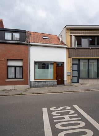 Deze 2-slaapkamer woning is gelegen op een toplocatie nabij de Schelde. <br />De indeling is als volgt: op het gelijkvloers bevindt zich de woonkamer en de keuken, welke toegang geeft tot een terras. <br />Op de souterrain bevindt zich de slaapkamer met toegang tot de gezellige tuin. Op de eerste verdieping vindt u de badkamer met aansluitend een tweede kamer. <br /><br />Beschikbaar vanaf 1/03/2026. <br /><br />Nuttige informatie: <br />- Huurwaarborg: €2.475 (3 maanden huur)<br />- Plaatsbeschrijving intrede en uittrede: €342,5 incl BTW <br /><br />Wens je graag een bezoek? contacteer ons via 03/775.78.79.