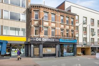 In de absolute topligging van de bruisende Demerstraat, bieden wij dit uitzonderlijk handelspand aan. Gelegen op nummer 77, bevindt dit pand zich...