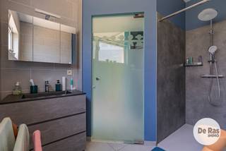 BEZOEKDAG ZATERDAG 03/10 VAN 9U30 TOT 11U30 (enkel op afspraak!)<br /><br />WETTEREN - Deze open bebouwing is de laatst gelegen woning in een rustige, doodlopende straat. Alle voorzieningen zoals scholen, winkels, ontspanning, openbaar vervoer en het station van Wetteren bevinden zich in de directe omgeving. Daarnaast geniet deze woning van een goede bereikbaarheid door de nabijheid van invalswegen en de E40.<br /><br />Naar indeling toe bevindt zich op het gelijkvloers een inkomhal, een badkamer voorzien van lavabo, inloopdouche en toilet, een ruime lichtrijke woonkamer met zicht op de tuin, een keuken met aangrenzende bijkeuken, een eetplaats en twee slaapkamers, waarvan een met aansluitende ruimte die kan dienen als sanitaire ruimte, wasplaats, dressing, bureau of extra slaapkamer. Verder beschikt de woning over een praktische en droge kelder.<br /><br />De woning is gebouwd in 2003 en voorzien van de toen geldende isolatienormen, centrale verwarming op aardgas en hoogrendementsglas (aluminium schrijnwerk) met elektrische rolluiken.<br /><br />Buiten is er een mooi aangelegde oprit met plaats voor 3 wagens, een carport, een buitenberging en heel gezellige tuin met meerdere terrassen. De terrassen zijn zuidwest georiënteerd, dus ideaal voor wie graag veel zon in de tuin heeft.<br /><br />Bent u op zoek naar een vrijstaande, instapklare woning met veel lichtinval en leuke tuin op een uitstekende locatie? Aarzel dan niet en maak snel uw afspraak! Voor meer info en bezoek 053/60.65.60.