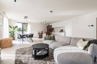 <p><strong>Prachtig gelijkvloers hoekappartement met zonnig terras en tuin in residentie ‘Hertenbosch' te ’s-Gravenwezel</strong><br /><br /><strong>Op wandelafstand (ca. 600 m) van de winkels in het centrum van ’s-Gravenwezel bevindt zich dit lichtrijke hoekappartement op het gelijkvloers van de verzorgde residentie ‘Hertenbosch’. Dankzij de hoekligging, het zonnige zuidoostgerichte terras en de privatieve tuin geniet dit appartement van een bijzonder aangename woonbeleving, gecombineerd met hedendaags comfort.</strong><br /><br /><strong>Indeling:</strong><br />- Een <strong>inkomhal</strong> met vestiaire, gastentoilet en handenwasser,<br />- Een <strong>zeer lichtrijke</strong> <strong>leefruimte </strong>op beige keramische vloer,<br />- Een<strong> centrale, volledig ingerichte</strong> <strong>leefkeuken</strong> met <strong>eet-eiland</strong> (plaats voor 2 à 3 krukken), ingebouwde gootsteen en vaatwasser, een kastenwand met combi-oven, koelkast, inductiekookvuur en Novy dampkap,<br />- Directe toegang vanuit de leefruimte naar het <strong>overdekte terras en de tuin</strong>,<br />- Een praktische <strong>berging</strong> met aansluiting voor wasapparatuur en technische installatie,<br />- <strong>Drie slaapkamers</strong>, waarvan twee met rechtstreekse toegang tot de tuin,<br />- Een <strong>douchekamer</strong> met inloopdouche en wastafel met geïntegreerde lavabo.<br /><br /><strong>De tuin:</strong><br />- Een <strong>zuidoostgericht overdekt terras</strong> <br />- Een aangename <strong>zonnige tuin</strong> die mooi aansluit bij de leefruimte en slaapkamers,<br />- Een ideale buitenruimte om in alle rust te genieten.<br /><br /><strong>Algemeen:<br /></strong>- <strong>Vloerverwarming</strong> voor een optimaal en energiezuinig comfort (<strong>warmtepomp</strong> lucht & water)<br />- <strong>Kleinschalige </strong>en <strong>verzorgde residentie</strong>,<br />- <strong>Ondergrondse autostaanplaats</strong> (P1) en <strong>privatieve berging</strong> (B12)<br /><strong>- Ventilatiesysteem D<br />- 4 privatieve zonnepanelen </strong><br /><strong>- Regenwaterrecuperatie: toilet + buitenkraan<br /></strong>- Bouwjaar 2022<br />- <strong>Uitstekende ligging</strong> nabij winkels, horeca en dagelijkse voorzieningen.<br /><strong>- Onmiddelijk beschikbaar. </strong><br /><br /><strong>Een instapklaar en smaakvol appartement met veel lichtinval, een doordachte indeling en een zonnige buitenruimte op een topligging in ’s-Gravenwezel. </strong></p>