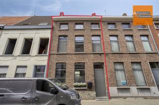 <p><span>Karaktervolle herenwoning met stadkoer nabij de Brusselsepoort.</span></p><p><span> </span></p><p><span>Op zoek naar een woning met charme, authenticiteit en een topligging? Dan is deze karaktervolle herenwoning zeker een bezoek waard. Achter de stijlvolle gevel schuilt een verrassend ruime stadswoning met hoge plafonds, veel lichtinval en een warme sfeer.</span></p><p><span> </span></p><p><span>Via de inkomhal komt u in de gezellige leefruimte. Aansluitend bevindt zich de volledig uitgeruste keuken met onder meer een stijlvol SMEG-gasfornuis. Achteraan geniet u van een aangename stadkoer waar het heerlijk tot rust komen is. Daarnaast beschikt de woning over een achterhuis met extra verdieping, momenteel ingericht als wasruimte en berging.</span></p><p><span> </span></p><p><span>Op de eerste verdieping vindt u de badkamer met vrijstaand bad en inloopdouche, evenals de masterbedroom. De tweede verdieping telt nog twee ruime slaapkamers, waarvan één met mezzanine.</span></p><p><span> </span></p><p><span>Verder is er een praktische kelder aanwezig. Dankzij het EPC-label C geldt er geen renovatieverplichting.<br /><br /></span></p><p><span>De ligging is een echte troef: rustig gelegen nabij de Brusselsepoort, op wandelafstand van het station, de Grote Markt, het Vrijbroekpark en de Kruidtuin. Dankzij de vlotte verbinding met de E19 zijn Brussel en Antwerpen snel bereikbaar. Bovendien bevinden een kleuter- en lagere school zich in de straat en ligt een middelbare school vlakbij. <br /><br /></span></p><p><span>Een woning met karakter, ruimte en een uitstekende ligging die u best zelf komt ontdekken.</span></p><p><span>Interesse? Contacteer ons via info@ap-p.be of 078 / 48 47 00 voor een bezoek.</span></p><p><span> </span></p>