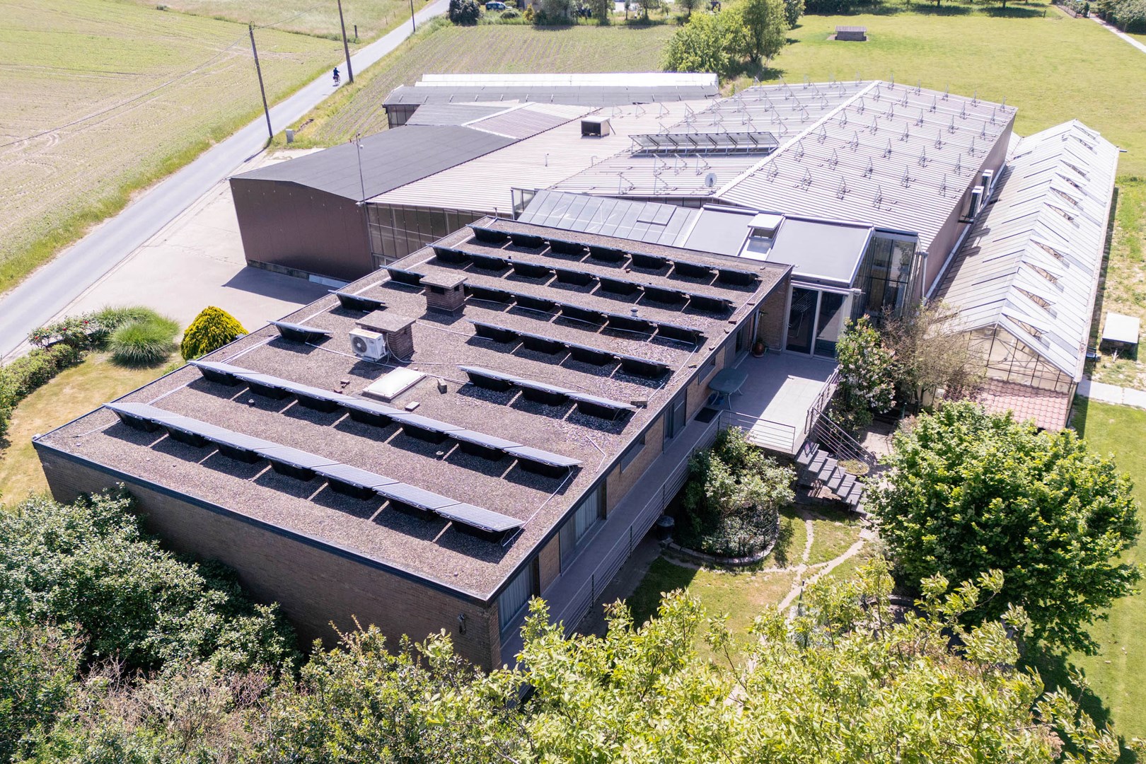 Ruim landhuis met magazijnen op een domein van 9,84 ha - foto 3