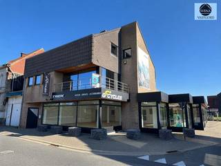 <p><span>COMMERCIELE RUIMTE MET DUPLEXAPPARTEMENT- VEEL MOGELIJKHEDEN EN UITSTEKENDE ZICHTBAARHEID</span></p><p><span>Vraagprijs: 650.000 euro</span></p><p><span> </span></p><p><span>Op zoek naar een ruime commerciële locatie met een comfortabele woongelegenheid erboven? </span></p><p><span>Deze eigendom combineert een veelzijdige handelsruimte met een ruim duplexappartement en biedt tal van mogelijkheden voor ondernemers, zelfstandigen of investeerders.</span></p><p><span>Commerciële ruimte :</span></p><p><span>- De gelijkvloerse commerciële ruimte heeft een oppervlakte van ca. 300 m² en geniet dankzij de vele passage een uitstekende zichtbaarheid. </span></p><p><span>- EPC : A</span></p><p><span>- De grote vitrine zorgt voor een aantrekkelijke presentatie en maakt de ruimte geschikt voor diverse commerciële activiteiten.</span></p><p><span>- De ruimte beschikt onder meer over: ruime toonzaal met diverse stockage- en bergruimte, grote vitrine met uitstekende zichtbaarheid, ruime parkeerplaatsen, carport en een apart toilet.</span></p><p><span> </span></p><p><span>Duplexappartement:</span></p><p><span>- Dit luxueus appartement beschikt over een ruime leefruimte met veel lichtinval en zicht op een royaal dakterras. Verder treft u beneden een wasruimte, apart toilet, berging en de volledig uitgeruste keuken met zicht op de leefruimte.</span></p><p><span>- Boven zijn er 2 ruime slaapkamers en de badkamer, voorzien van bad, douche en dubbele lavabo. Airco aanwezig!</span></p><p><span>- Bewoonbare oppervlakte : +-185 M²</span></p><p><span> </span></p><p><span>Het gebouw beschikt over camerabewaking 40 zonnepanelen, wordt verwarmd met gas en heeft dubbele beglazing in aluminium.</span></p><p><span> </span></p><p><span>Kortom een uitstekende opportuniteit voor wie zoekt naar een unieke combinatie van wonen en werken.</span></p><p><span> </span></p><p><span>Voor meer info of een bezoek bel dylan op 0489/54.69.99 of mail naar dylan@svena.be</span></p><p><span> </span></p><p><span>Stedenbouwkundige inlichtingen in aanvraag!!</span></p><p><span>De gegevens zijn louter informatief en wij kunnen niet aansprakelijk gesteld worden voor eventuele onjuistheden.</span></p><p><span>De bewoonbare oppervlakte is slechts indicatief.</span></p>