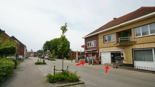 De 2 handelspanden zijn verhuurd en blijven door de huurders in uitbating.Gunstig en commercieel gelegen opbrengsteigendom in het centrum van Schriek...