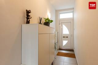 <p>Instapklare, stijlvolle woning op toplocatie in een rustige straat nabij groen en gezellige hotspots.<br />Deze moderne woning is gelegen op een gegeerde locatie, dichtbij charmante cafés zoals Café De Roos en Boteco, en op wandelafstand van het Arbedpark en het Bijgaardepark. Ook langs de Schelde geniet u van aangename wandel- en sportmogelijkheden.<br /><br />Bij het betreden van de woning wordt u meteen verwelkomd door de verzorgde afwerking en het aangename ruimtegevoel. De brede inkomhal leidt naar de gezellige woon- en eetkamer, die naadloos overgaat in de volledig uitgeruste keuken met alle hedendaags comfort. Aansluitend bevindt zich een charmante stadskoer, waar u in alle rust kan genieten van een gezellig buitenmoment.<br /><br />Op het gelijkvloers beschikt de woning bovendien over een praktische berging en een wasplaats met geïntegreerd toilet.<br />De eerste verdieping biedt een ruime slaapkamer met veel ingemaakte kasten. De verfijnde badkamer is volledig ingericht en beschikt over een ligbad, een inloopdouche, een dubbele wastafel en een tweede toilet.<br /><br />Op de tweede verdieping vindt u een lichtrijke tweede slaapkamer en een veelzijdige bureauruimte, ideaal als home office, dressing en extra bergruimte.<br /><br />Een ideale woning voor wie comfortabel en rustig wil wonen, met alle voorzieningen binnen handbereik.<br /><br />Beschikbaar bij akte.<br /><br />Contacteer Top Vastgoed voor een bezoek op 0475 700 700!</p>
<p></p>