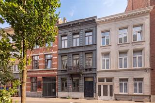 <p><strong>Ruime herenwoning met tuin en vijver, tussen Park Spoor Noord en het centrum</strong></p><p>Ooit gedroomd van een prachtige herenwoning met een uniek stuk tuin, vlak bij het bruisende centrum van Antwerpen? Aan de Oranjestraat 42 wordt die droom werkelijkheid: een ruime herenwoning die zich achter deze mooie gevel ontplooit, met als kroon op het geheel een tuin met vijver die je middenin Antwerpen-Noord niet meteen verwacht.</p><p></p><p>De ligging is een troef op zich: Park Spoor Noord ligt om de hoek, het centrum, de Meir en het Theaterplein zijn zo bereikt, en toch is het achter deze gevel een oase van rust.</p><p></p><p>Troeven in een oogopslag:</p><ul><li>305 m² bewoonbare oppervlakte op een perceel van 219 m²</li><li>Zuidgerichte tuin met vijver</li><li>6 slaapkamers verspreid over drie verdiepingen</li><li>Grote kelder als extra opbergruimte</li><li>EPC-label C</li><li>Ingebouwde sauna voor de liefhebbers</li></ul><p></p><p>Op het gelijkvloers stap je binnen via een inkomhal die toegang geeft tot de ruime living. Die loopt vlot over in de leefkeuken, en dankzij de vele ramen baadt deze verdieping de hele dag in natuurlijk licht, met een weids zicht op de tuin en de vijver.</p><p></p><p>Op de eerste tussenverdieping vind je een ruime slaapkamer met eigen dressing en een apart gastentoilet, ideaal als ouderslaapkamer, thuiskantoor of logeerkamer.</p><p></p><p>De eerste en de tweede verdieping herhalen hetzelfde comfort: telkens twee ruime slaapkamers met een eigen badkamer, perfect voor een gezin of voor kinderen die stilaan hun eigen plek willen.</p><p></p><p>Helemaal bovenaan, op de derde verdieping, ligt de master bedroom: een riante kamer die zich uitstekend leent als privévertrek, aangevuld met een ruime opbergzolder voor alles wat een gezin verzamelt.</p><p></p><p>Je fietsen, kerstversiering of dat ene toestel dat je "ooit nog wel eens gaat gebruiken"? Beneden ligt een grote kelder waar al je spullen moeiteloos in kwijt kunnen.</p><p></p><p>Deze herenwoning combineert ruimte, licht en een centrale ligging op een manier die je in deze buurt niet vaak tegenkomt.</p><p></p><p>Plan je bezoek via sinjoor.be, 03 283 05 00 of stad@sinjoor.be.</p><p></p>