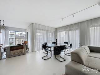 Op de 4de verdieping van een exclusief gebouw bevindt zich dit luxueuze appartement, waarbij de lift rechtstreeks uitkomt in de privatieve inkomhal...