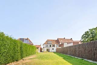 Charmante maison rénovée comprenant 3 chambres, une allée et un jardin ensoleillé !Vous recherchez une maison entièrement prête à emménager, spacieuse, confortable et bénéficiant d’un excellent emplacement à Zwevegem ? Alors cette magnifique maison mitoyenne rénovée vaut vraiment le détour. Économe en énergie et équipée de panneaux solaires. Agencement : Depuis le hall d'entrée avec toilettes séparées, vous accédez au vaste salon lumineux, qui donne sur la cuisine ouverte entièrement équipée avec îlot central et coin petit-déjeuner supplémentaire. Grâce à l’accès direct au jardin ensoleillé, vous profitez ici d’une agréable continuité entre l’intérieur et l’extérieur. Vous trouverez également à proximité deux débarras pratiques.Au premier étage, vous trouverez le couloir de nuit, deux chambres spacieuses et une salle de bains élégante, équipée d’un double lavabo, d’une douche à l’italienne et d’une baignoire.Au deuxième étage se trouvent également le palier et une chambre parentale.De plus, la maison dispose d’une cave pratique, d’un jardin entièrement aménagé et facile d’entretien avec terrasse, ainsi que d’une allée.Atouts : Maison prête à emménager, entièrement repeinte, double vitrage, chauffage central au gaz naturel, panneaux solaires, maison économe en énergie, pièces spacieuses et lumineuses, cave, située au calme à Zwevegem, à proximité de Courtrai.Visite sur rendez-vous avec Immo Beguin : tessa@immobeguin.be