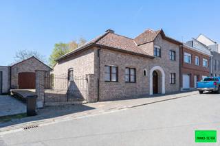 +++ Eenestraat 4, Iddergem +++<br /><br />Deze gezellige 3-gevelwoning is ideaal gelegen op wandelafstand van de dorpskern van Iddergem, met scholen, winkels en openbaar vervoer binnen handbereik. Bovendien geniet u van een vlotte verbinding naar belangrijke invalswegen. Bij het betreden van de woning komt u in de inkomhal met gastentoilet. De <strong>ruime en lichtrijke leefruimte</strong> bestaat uit een gezellige zithoek en een eetkamer. Aansluitend vindt u een <strong>aparte, volledig geïnstalleerde keuken </strong>met directe toegang tot het <strong>terras </strong>en de <strong>tuin</strong>. De tuin beschikt tevens over een handige <strong>tuinberging</strong>. Op het gelijkvloers bevindt zich eveneens <strong>de eerste slaapkamer en de badkamer </strong>uitgerust met een ligbad en een tweede toilet. Verder is er nog een praktische berging met douche. Op de eerste verdieping bevindt zich de <strong>tweede ruime slaapkamer</strong>. <strong>De zolderverdieping biedt de mogelijkheid om ingericht te worden als derde slaapkamer of polyvalente ruimte</strong>. De woning beschikt eveneens over een <strong>aparte garage</strong> met afgesloten oprit, wat zorgt voor extra comfort en parkeergelegenheid. Interesse? Voor meer inlichtingen of een bezoek, contacteer ons via info@immoteam.be of 0478/05 90 69.