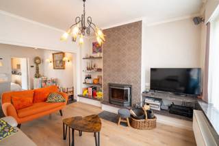 Vlakbij de ‘Jachthaven van Beernem’ vind je deze gerenoveerde gezinswoning met 4 slaapkamers. Op zolder is nog mogelijkheid voor 2 extra...