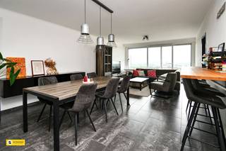<p><span>Dit moderne en stijlvol ingerichte appartement in Antwerpen biedt het ideale woonplezier voor wie van hedendaagse comfort en elegantie houdt. Met een woonoppervlakte van 94 vierkante meter beschikt deze woning over twee ruime slaapkamers en een volledig uitgeruste badkamer, verdeeld over een uitstekend lay-out.</span></p><p><span> </span></p><p><span>De ruime woonkamer en eetkamer vormen samen een groot, licht en aangenaam leefgedeelte met hoge ramen die het interieur van natuurlijk licht voorzien. De moderne keuken is uitgerust met hoogwaardige inbouwapparatuur, inclusief oven en afzuigkap, en beschikt over een elegante werkblad in zwart met witte kastwerk. Een wasmachine en droger volledigen de huishoudelijke voorzieningen.</span></p><p><span> </span></p><p><span>Het appartement beschikt over twee doordachte slaapkamers. De eerste slaapkamer biedt veel natuurlicht dankzij de grote ramen met uitzicht op de stad, terwijl de tweede slaapkamer eveneens gezellig is ingericht. De badkamer beschikt over een luxe hoek ligbad met hydromassagefunctie, een praktische douche en een dubbele wastafel, afgewerkt met grijze tegels en groene accenten.</span></p><p><span> </span></p><p><span>Een highlights van dit appartement is het spectaculaire terras met een weids panoramauitzicht over Antwerpen. Vanaf hier kun je genieten van schitterende stadsgezichten en het groene omringende landschap. Dit terras is ideaal voor ontspanning en entertainment.</span></p><p><span> </span></p><p><span>Het pand is gelegen in een goed bereikbare, rustige wijk met een aangename parkachtige setting. De receptie voorziet in een moderne, goed onderhouden entreehal met brievenbus. Het geheel ademt degelijkheid en kwaliteit uit met een attentive beheer.</span></p><p><span> </span></p><p><span>Tevens is het gebouw gelegen naast een sport (zwem) complex en biedt dit meer dan voldoenden parkeer gelegen aan.</span></p><p><span> </span></p><p><span>Dit appartement is perfect voor modern wonen met alle gewenste voorzieningen en biedt een aantrekkelijke basis voor wie in hartje Antwerpen wil wonen.</span></p><p><span> </span></p><p><span>Vaste kosten 280 euro incl. verwarming, gem. water, gem elek, blokbpolis enz.</span></p>