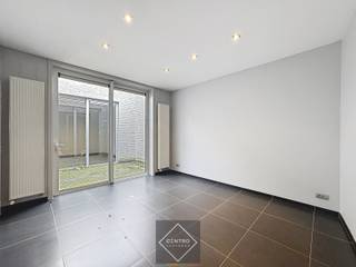 <strong>!!OPEN HUIS Zaterdag 13/06 10u - 12u!!</strong><br /><br />Centraal gelegen kantoorruimte met mogelijkheid tot ruime garage aan zeer SCHERPE PRIJS!<br /><br /><strong>INDELING:<br /><u><em>Gelijkvloers:</em></u></strong><br />Inkomhal - vergaderruimte - ingerichte keuken - 3 burelen - wachtkamer - berging - toiletten - stadsterras.<br /><br /><u><em><strong>Eerste verdieping:</strong></em></u><br />Hal - ruime vergaderruimte<br /><br /><u><em><strong>Tweede verdieping:</strong></em></u><br />Zolder.<br /><br /><u><strong>Opmerkingen:</strong></u><br />- Mogelijkheid tot het aankopen van een zeer RUIME GARAGE (4 wagens mogelijk), aanpalend en uitgevend op zijstraat.<br />- Zeer centrale ligging.<br /><br />Interessant pand met mogelijkheden. Aarzel zeker niet om ons te contacteren voor een bezoek ter plaatse: 051/817.817.