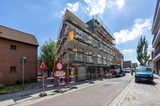 <div>
<div>
<div>
<div>
<h3>Energiezuinige nieuwbouwstudentenkamers – een slimme en toekomstgerichte investering</h3>
<p>Investeer in zekerheid, rendement en duurzaamheid met deze moderne, energiezuinige nieuwbouwstudentenkamers, ontworpen met oog voor comfort, kwaliteit en toekomstwaarde. Dankzij de hoogwaardige afwerking, duurzame technieken en aantrekkelijke gemeenschappelijke faciliteiten vormen deze kamers een zekere en rendabele investering in de groeiende studentenmarkt.</p>
<p>Het studentencomplex, met afzonderlijke toegang, bevindt zich op de tweede en derde verdieping van een kleinschalig gebouw, wat zorgt voor een veilige, rustige en aangename woonomgeving.</p>
<h3>Indeling:</h3>
<p>Tweede verdieping</p>
<ul>
<li>
<p>Eén ruime studentenkamer van 25 m² met privébadkamer (lavabo, douche en toilet)</p>
</li>
<li>
<p>Gemeenschappelijke keuken en eetruimte, volledig uitgerust en voorzien van wasmachine en droogkast</p>
</li>
<li>
<p>Ruim gemeenschappelijk terras, ideaal om te ontspannen of samen te komen</p>
</li>
</ul>
<p>Derde verdieping</p>
<ul>
<li>
<p>Vijf kamers van 18 m², elk met een eigen badkamer (lavabo, douche en toilet)</p>
</li>
<li>
<p>Privé-balkon aan elke kamer, wat zorgt voor extra comfort en lichtinval<br /><br /></p>
</li>
</ul>
<h3>Bijzonderheden:</h3>
<ul>
<li>Per kamer</li>
<ul>
<li>Videofoon</li>
<li>Toegangscontrole</li>
<li>Zonnepanelen</li>
<li>Airco (individueel)</li>
<li>Led verlichting</li>
<li>Terras</li>
<li>Elektrisch gordijn</li>
<li>Ventilatie systeem (type D normaal)</li>
</ul>
</ul>
<ul>
<li>Gemeenschappelijk:</li>
</ul>
o Keuken met eiland voor zien van:<br />- Microgolfoven<br />- Kookplaat + dampkap<br />- Afwasmachine<br />- Afsluitbare kast per kamer<br />- Grote ijskast + diepvriezer<br />o Brandcentrale<br />o Groot terras + tuinmeubelen
<h3>Extra troeven</h3>
<p>✔ Afzonderlijke toegang exclusief voor studenten<br />✔ Fietsenstalling in de garage<br />✔ Groot gemeenschappelijk dakterras<br />✔ Energiezuinige voorzieningen: warmtepomp (verwarming + luchtkoeling) en zonnepanelen<br />✔ Beveiligd complex met badgesysteem en video-parlofoon<br />✔ Instapklaar en volledig bemeubeld: elk met bed, bureau en ruime kast</p>
<h3>Financiële:</h3>
<ul>
<li>
<p>Opsplitsing: <strong>Grondwaarde €228.000</strong> (12% registratierechten) <strong>Constructiewaarde €812.000</strong> (21% btw)</p>
</li>
</ul>
<p>Deze energiezuinige studentenkamers combineren hoge woonkwaliteit met lage vaste kosten en bieden investeerders een toekomstgerichte, zorgeloze belegging met stabiel rendement en sterke verhuurbaarheid.</p>
<p>Investeer vandaag in comfort, zekerheid en duurzaamheid – klaar voor de studenten van morgen</p>
</div>
</div>
</div>
</div>
<div>Voor meer info en/of een bespreking neem contact met Sigalit via sigalit@reds.be of bel naar 0475668474</div>