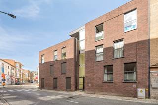 <p><strong>Energiezuinig appartement met terras op topligging</strong></p><p>Op zoek naar een energiezuinig en instapklaar appartement op een centrale ligging? Dit lichtrijke appartement uit 2012 combineert comfort, ruimte en een uitstekende bereikbaarheid.</p><p>Het appartement heeft een bewoonbare oppervlakte van <strong>93 m²</strong> en beschikt over een aangename leefruimte met veel natuurlijke lichtinval en screens. Er zijn <strong>2 ruime slaapkamers</strong>, waarvan één momenteel ingericht is als dressing. Het <strong>zuid georiënteerde terras</strong> biedt volop mogelijkheden om van de zon te genieten.</p><p>Extra opbergruimte vindt u in de praktische berging en kelder. Dankzij de <strong>rechtstreekse toegang via de lift</strong> geniet u bovendien van optimaal comfort.</p><p>De ligging is een absolute troef: winkels, openbaar vervoer en het station bevinden zich op wandelafstand. Met <strong>EPC-label B</strong> en <strong>conforme elektriciteit</strong> is dit een zorgeloze keuze voor eigen bewoning én een interessante investering met mooi rendement.</p><p><strong>Bezoek dit pand tijdens de kijkdag op woensdag 16 september.</strong><br />Inschrijven via <strong>onderstaande knop! </strong></p>