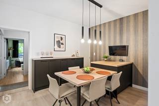 Op een uitstekende locatie nabij het centrum van Heist-op-den-berg bevindt zich deze gerenoveerde woning met 2 slaapkamers gezellige tuin, garage en een praktische achteringang. U geniet hier van een goed bereikbare ligging, met winkels, eet- en drankgelegenheden, scholen en het openbaar vervoer op wandelafstand.<br /><br />We betreden de woning via de inkomhal. De lichtrijke leefruimte nodigt uit tot onstpanning. Aansluitend de eetplaats, voorzien van heel wat ingebouwde kastruimte. De open keuken sluit mooi aan op de eetplaats en is voorzien van de voornaamste toestellen. Hieruit heeft u toegang tot de berging/wasplaats. Verder beschikt het gelijkvloers nog over een badkamer met toilet, wastafel en inloopdouch. In de zuid-georiënteerde tuin kunt u steeds in alle rust en privacy genieten van het mooie weer.<br /><br />Via de nachthal op de eerste verdieping bereikt u de 2 zéér ruime slaapkamers. Daarnaast is de overloop ideaal voor een bureauruimte en beschikt de woning over een ruime zolder die eventueel kan dienen als een 3de slaapkamer na het voorzien van een extra vaste trap. <br /><br />Ten slotte beschikt de woning over een tuinhuis, garage, prachtig aangelegde tuin en een praktische achteringang.<br /><br />De woning is energiezuinig (EPC C) , asbestvrij en de electriciteit is conform<br /><br />Dit is een uitstekende opportuniteit als u op zoek bent naar een gerenoveerde woning met 2 slaapkamers gezellige tuin, garage en een praktische achteringang. . Contacteer ons op het nummer 0473 38 29 40 voor meer informatie of neem een kijkje op www.boonstravastgoed.be.<br /><br />Bijzonderheden:<br />- Zuid-gerichte tuin<br />- Energiezuinig (Label C : 243 kWh/m2)<br />- Achteringang met garage