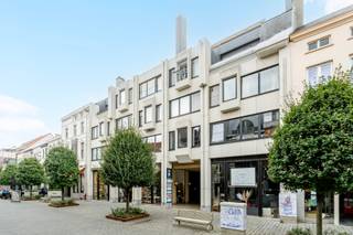 <p>Ben je op zoek naar een instapklaar handelspand met verschillende commerciële mogelijkheden op een topligging in het centrum van Aalst? Gevonden!</p>
<p>In het Krooncenter, midden in het verkeersvrije centrum van Aalst, bevindt zich dit veelzijdige handelspand van 144m². Het pand is bereikbaar via zowel de Korte Zoutstraat als de Kroonparking en grenst rechtstreeks aan een publieke parking met plaats voor 118 wagens. Ook de E40 bereik je binnen enkele minuten, waardoor het pand bijzonder vlot toegankelijk is voor klanten, medewerkers en leveranciers.</p>
<p>Het handelspand is volledig instapklaar en vereist geen renovatiewerken. Momenteel is het ingericht als schoonheidssalon, maar dankzij de ruime en flexibele indeling leent het zich eveneens uitstekend voor een praktijk, kantoor, opleidingsruimte of andere commerciële dienstverlening. Het pand beschikt over een gunstig EPC label en vier airco’s. Ook het bestaande klantenbestand van 600 personen kan kosteloos worden overgenomen. De aanwezige meubels en inrichting zijn bespreekbaar met de eigenaar.<br />Ook voor investeerders vormt dit een interessante opportuniteit dankzij de commerciële centrumligging, de uitstekende bereikbaarheid en de brede verhuurbaarheid voor uiteenlopende handels- en praktijkactiviteiten.</p>
<p>De inkom geeft toegang tot een ruime ontvangst- en wachtruimte met koffiehoek en kassazone. Verder zijn er verschillende, afzonderlijke behandelingsruimtes die ook perfect terug tot 1 ruimte kunnen worden gezet. Op de bovenverdieping beschikt het pand over een kitchenette, sanitair, een technische berging en bijkomende ruimtes.</p>