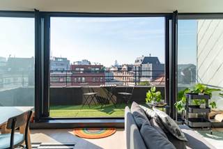 Dit leuke dakappartement is gelegen op 't Eilandje in de Londenstraat. Vlakbij kan je volop genieten van horeca (Aroy Thai, Georges espressobar...) en ook de supermarkt is dichtbij. Het pand is vlot bereikbaar met het openbaar vervoer, maar ook met de wagen. <br /><br />Indeling:<br />Gelegen op de bovenste verdieping van een kleinschalig en recent gerenoveerd gebouw. Binnenkom doe je via de inkomhal. Van daaruit kom je terecht in de lichtrijke woonkamer met open keuken. Vooraan bevindt zich een ruim terras met uitzicht op het MAS. Achteraan bevindt zich de slaapkamer, ook hier is een klein aansluitend terras. Verder is het appartement nog voorzien van een badkamer met bad-douchecombinatie en een berging met aansluiting voor een wasmachine. <br /><br />Verplichte vermeldingen:<br />- EPC: 141 kWh (label B)<br />- Beschikbaar vanaf 01-11-2026<br />- Maandelijkse kosten: 90 euro/maand<br />- Alle nutsvoorziening met eigen meter