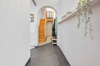 In Zwijndrecht bevindt zich deze instapklare en energiezuinige gezinswoning met 3 slaapkamers en tuin. De woning werd met zorg onderhouden en...