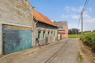 Gelegen ten midden van weiden en velden bieden wij u deze te renoveren hoeve aan te Bever. Een zeer solide woning als volgt ingedeeld:...