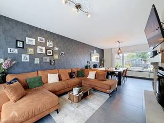 <p><strong>Charming family home</strong>, quietly located in a pleasant residential area and, moreover, situated in a cul-de-sac with additional parking facilities. The property is within walking distance of shops, schools and public transport, and benefits from excellent accessibility thanks to its proximity to the E403 motorway.</p>
<p>The property comprises an entrance hall with guest toilet, a cosy living area with sitting and dining area featuring a fireplace, a kitchen equipped with all modern comforts and an additional dining island, a practical laundry/storage room, an integrated garage and a driveway. The attractive south-facing garden with terrace and garden shed can be accessed directly from the kitchen.</p>
<p>On the first floor, there are <strong>4 bedrooms</strong>, one of which is currently used as a dressing room/guest bedroom. The bathroom is equipped with a bath/shower combination, toilet and washbasin unit with storage space. The spacious attic, offering ample storage space, is accessible via a folding staircase in the night hall.</p>
<p><strong>Additional advantages:</strong></p>
<ul>
<li>
<p>Compliant electrical inspection</p>
</li>
<li>
<p>5,000-litre rainwater tank</p>
</li>
<li>
<p>Spacious storage attic of approx. 40 m²</p>
</li>
<li>
<p>Integrated garage of 18 m² and driveway</p>
</li>
<li>
<p>Roller shutters throughout the house</p>
</li>
<li>
<p>Located in a cul-de-sac</p>
</li>
<li>
<p>South-facing garden</p>
</li>
<li>
<p>Prime location close to all amenities</p>
</li>
</ul>
<p>This property is for sale <strong>WITHOUT an estate agent</strong>, through the Smart Houses concept! Would you like further information or to arrange a viewing? Please contact the owner directly on <strong>+32 474 55 75 01</strong>.</p>