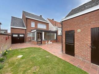 Op te frissen alleenstaande woning op 541 m², bestaande uit een inkomhal, ruime en lichtrijke leefruimte, keuken, ruime garage, veranda en een...