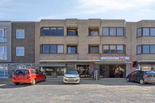 Handelspand op het gelijkvloers met keuken, 2x toilet, slaapkamer, badkamer en extra keuken of polyvalente ruimte. Deze voormalige taverne/café...