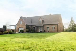 <p>Ben je op zoek naar een stevig gebouwd en uitstekend onderhouden huis met enorme mogelijkheden? Ontdek dan deze woning op een indrukwekkend perceel van maar liefst 3.912 m², volledig zuidgericht en gelegen in de Heuvelstraat, op slechts 850 meter van station Moerbeke-Viane.</p>
<p>Deze woning biedt comfort op de gelijkvloerse verdieping en een zee aan uitbreidingsmogelijkheden op de bovenverdieping. <br /><br />Het gelijkvloers omvat: Ruime keuken met gezellige ontbijthoek, eetkamer met zicht op de tuin, aangename, lichtrijke living met uitzicht over het groene landschap en het zwembad, badkamer uitgerust met zowel bad als douche, drie comfortabele slaapkamers, allemaal op het gelijkvloers, garage en carport.</p>
<p>Verder is er nog een volledige onderkeldering.</p>
<p>De bovenverdieping doet momenteel dienst als zolder, maar dankzij de betonnen gewelven kan deze perfect ingericht worden tot een volwaardige tweede woonentiteit.<br />Dit opent tal van mogelijkheden, zoals: Kangoeroewonen, zorgwonen, co-housing, extra slaapkamers of een multifunctionele ruimte.</p>
<p>De tuin is een waar rust- en ontspanningsoord. Dankzij de volledige zuidoriëntatie geniet je de hele dag door van zon en licht. Het groene uitzicht, de enorme buitenruimte en het zwembad maken dit een ideale plek om te ontspannen, te tuinieren of gasten te ontvangen.</p>
<p>Meer info? Een bezoek? Bel Jordi 0477/32.61.53</p>