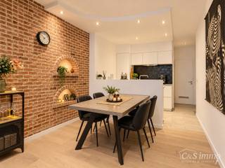 Dit charmante en instapklare appartement combineert een warme uitstraling met een praktische indeling. De karaktervolle bakstenen accentmuur, grote raampartijen en mooie lichtinval geven de leefruimte meteen een gezellige en authentieke sfeer.<br />De ruime woon- en eetkamer biedt voldoende plaats voor zowel een comfortabele zithoek als een volwaardige eettafel. Aansluitend bevindt zich de moderne, open keuken met strakke witte kasten, veel werkruimte en diverse ingebouwde toestellen.<br />De slaapkamer is rustig gelegen en biedt naast ruimte voor een dubbel bed ook plaats voor een bureau, ideaal voor wie regelmatig thuiswerkt. De verzorgde badkamer is uitgerust met een ruim badkamermeubel, ligbad en douchevoorziening.<br />Een absolute troef is het zeer ruime terras, waar u volop plaats heeft voor een grote buitentafel, loungehoek en groen. Een heerlijke buitenruimte midden in de stad.<br />Een appartement met veel karakter, een aangename woonbeleving en vooral verrassend veel binnen- én buitenruimte.